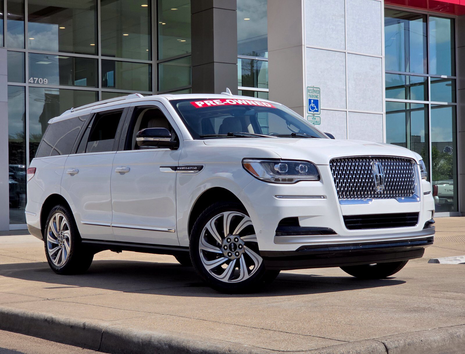 Used 2023 Lincoln Navigator Reserve AWD/4WD image 24