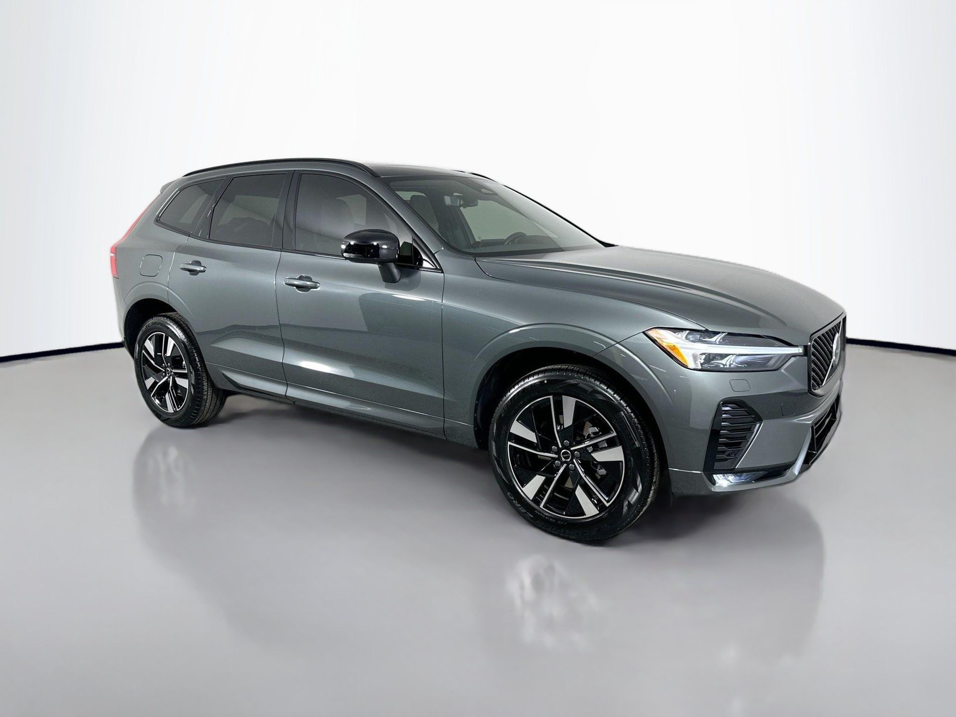 Certified 2026 Volvo XC60 B5 Core w/ Climate Package AWD/4WD image 3