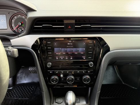 Used 2022 Volkswagen Passat 2.0T SE image 5