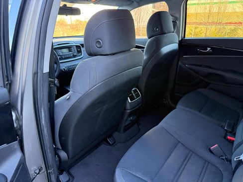 Used 2017 Kia Sorento L image 23