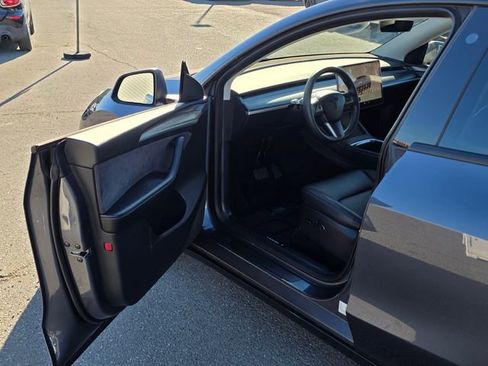 Used 2023 Tesla Model Y Long Range image 34