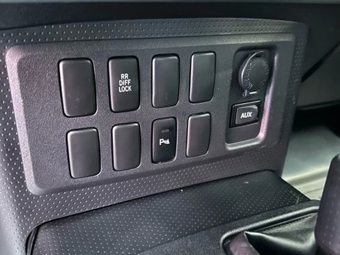 Used 2007 Toyota FJ Cruiser Sport Utility 2D image 17