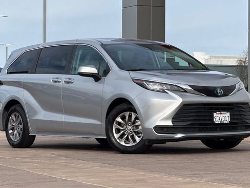 Certified 2023 Toyota Sienna LE image 2