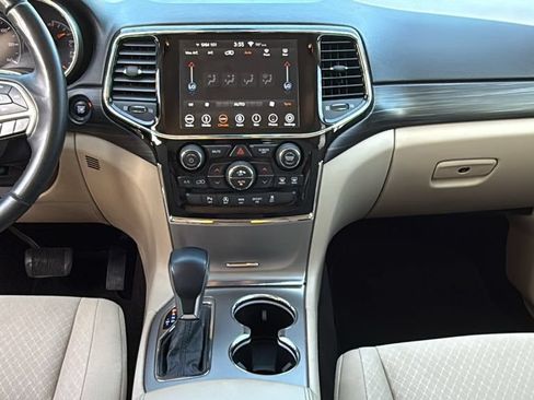 Used 2019 Jeep Grand Cherokee Laredo w/ 18" Wheel & 8.4" Radio Group AWD/4WD image 34