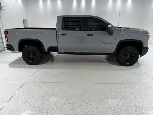 Used 2024 Chevrolet Silverado 2500 ZR2 w/ Technology Package image 6