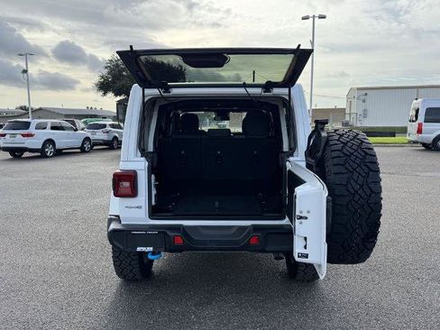 Used 2024 Jeep Wrangler Unlimited Sahara AWD/4WD image 5