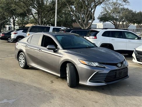 Used 2021 Toyota Camry LE image 3