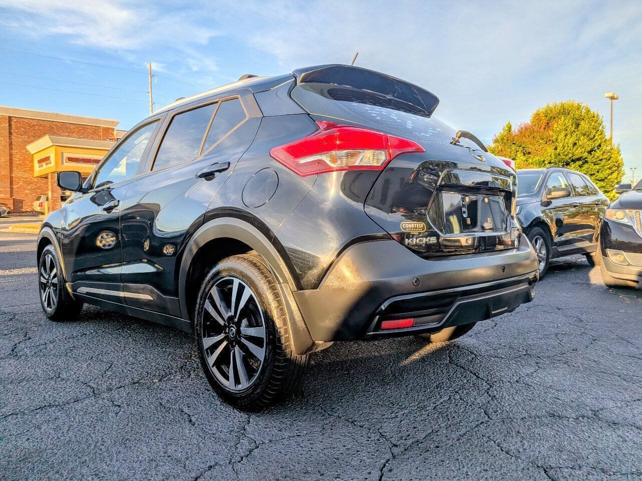 Used 2018 Nissan Kicks SR w/ Exterior Electronics Package FWD image 23