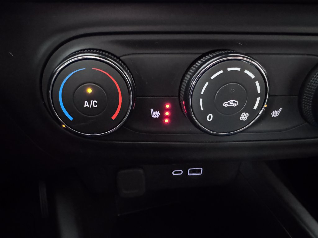 Used 2025 Chevrolet Trax RS w/ Sunroof Package FWD image 22