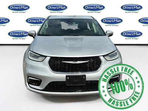 Used 2023 Chrysler Pacifica Touring-L FWD image 2