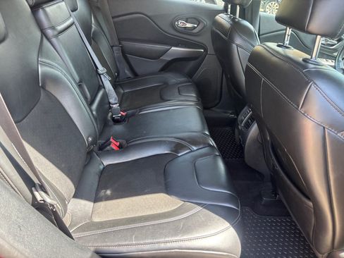 Used 2019 Jeep Cherokee Latitude Plus w/ Cold Weather Group AWD/4WD image 14