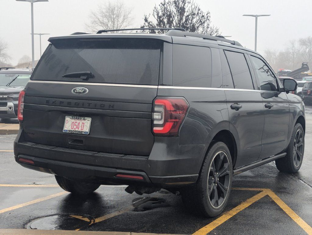 Used 2023 Ford Expedition Limited AWD/4WD image 3