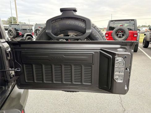 Used 2025 Jeep Wrangler Unlimited Sahara AWD/4WD image 18