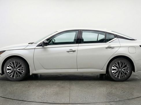 Used 2025 Nissan Altima 2.5 SV FWD image 5