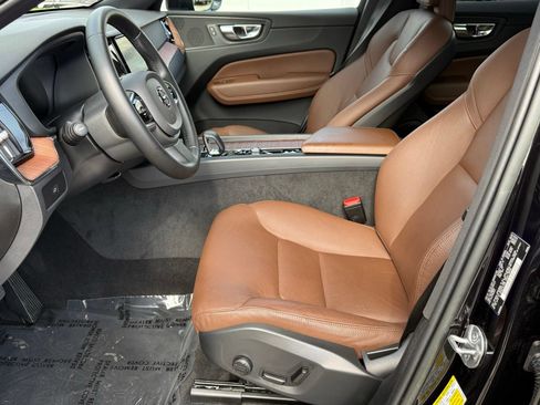 Used 2023 Volvo XC60 B5 Plus FWD image 25