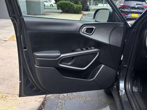 Used 2025 Kia Soul LX w/ LX Technology Package FWD image 18