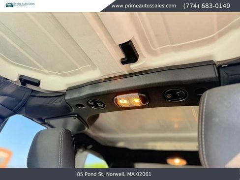 Used 2016 Jeep Wrangler Unlimited Sahara w/ Dual Top Group AWD/4WD image 28