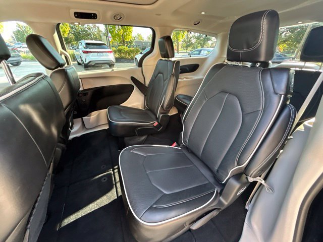 Used 2023 Chrysler Pacifica Limited FWD image 17