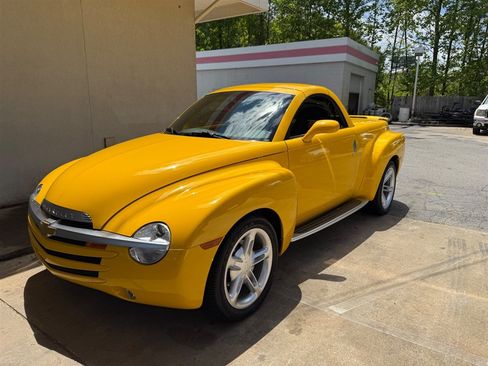 Used 2004 Chevrolet SSR w/ Preferred Equipment Group RWD image 13