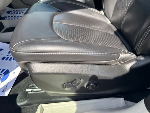 Certified 2023 Chrysler Pacifica Touring-L FWD image 17