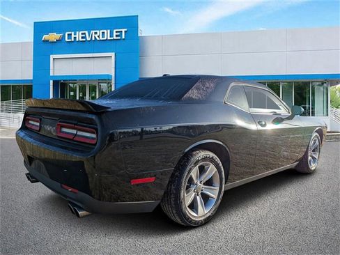 Used 2018 Dodge Challenger SXT image 3