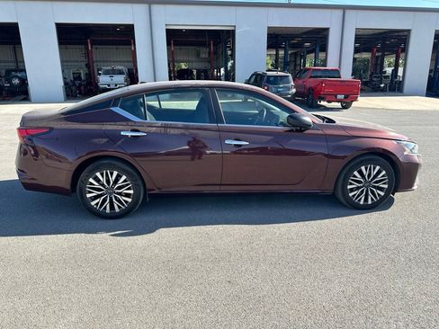 Used 2024 Nissan Altima 2.5 SV FWD image 4