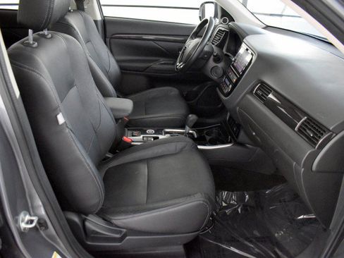 Used 2017 Mitsubishi Outlander SE AWD/4WD image 47