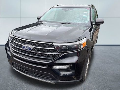 Used 2023 Ford Explorer XLT w/ Equipment Group 202A AWD/4WD image 5