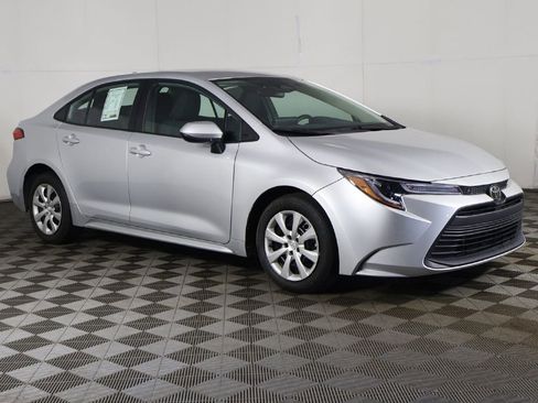 Used 2023 Toyota Corolla LE FWD image 2