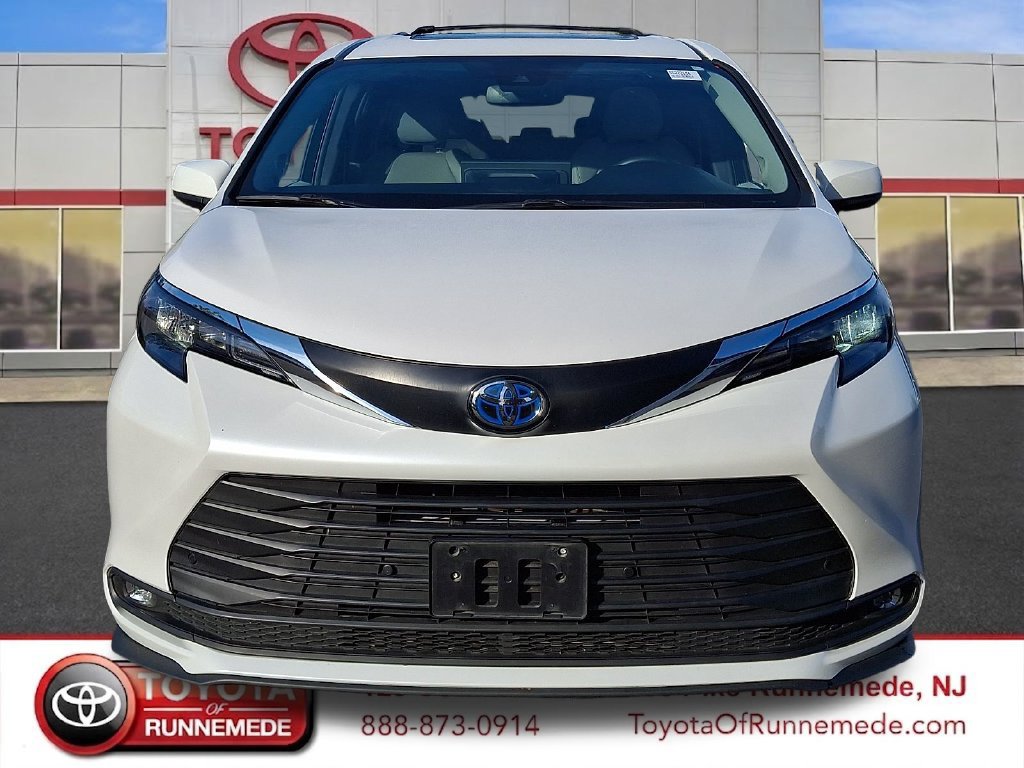 Certified 2025 Toyota Sienna XLE w/ XLE Plus Package AWD/4WD image 2
