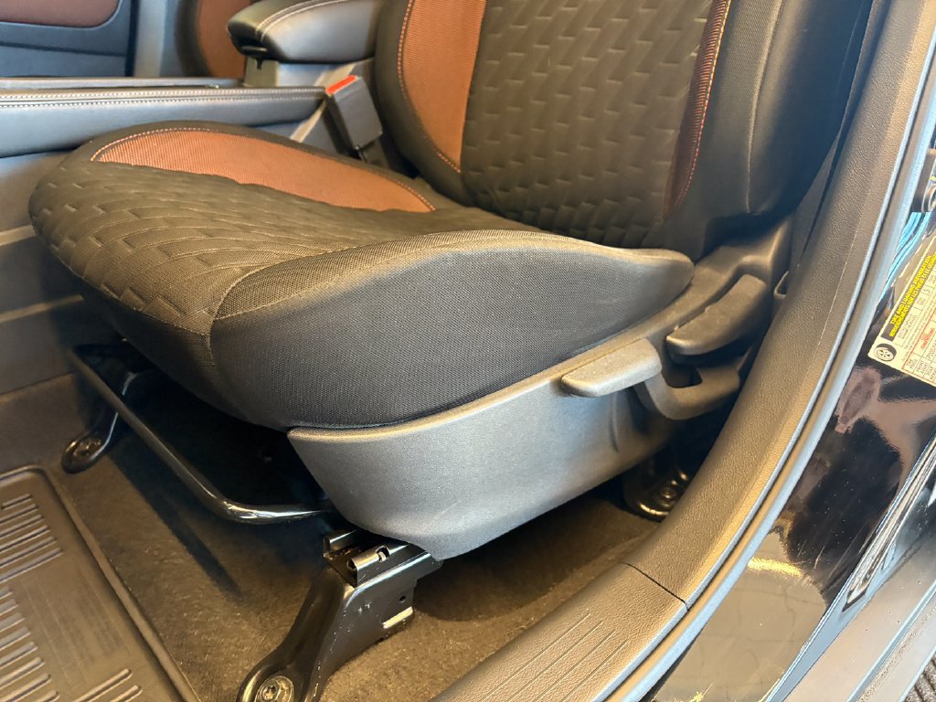 Used 2021 Nissan Kicks SR FWD image 17