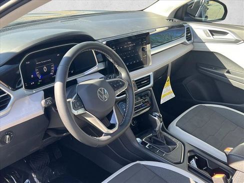 Used 2025 Volkswagen Taos SE image 10