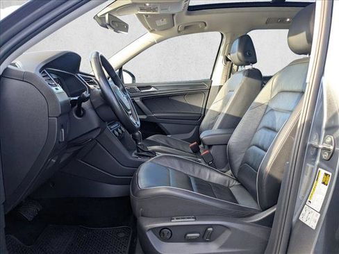 Used 2018 Volkswagen Tiguan SEL Premium image 16