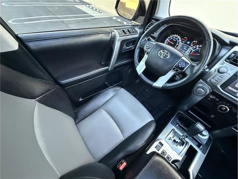 Used 2017 Toyota 4Runner SR5 Premium image 8