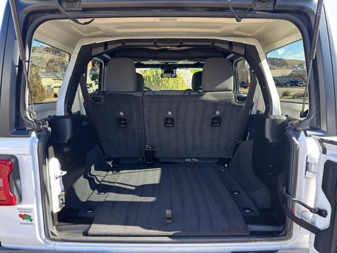 Used 2025 Jeep Wrangler Unlimited Rubicon image 11