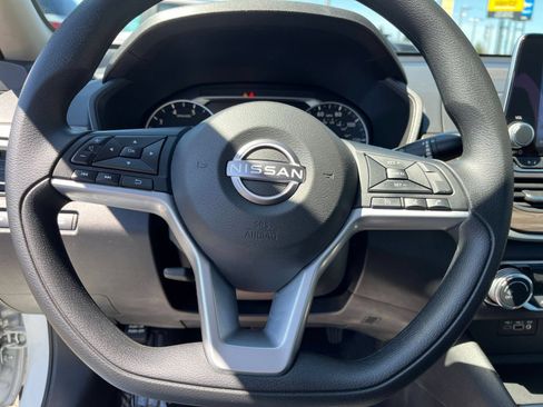Used 2025 Nissan Altima 2.5 SV FWD image 24