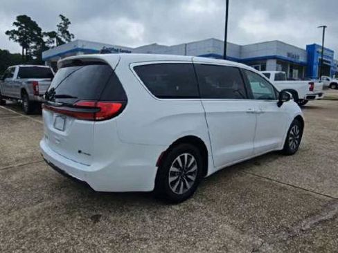 Used 2023 Chrysler Pacifica Touring-L FWD image 8