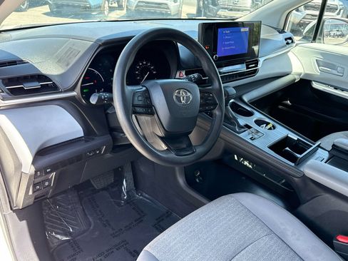 Used 2025 Toyota Sienna LE FWD image 10
