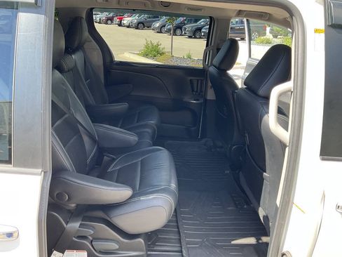 Used 2017 Toyota Sienna SE w/ SE Preferred Package FWD image 39