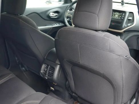 Used 2017 Jeep Cherokee Latitude AWD/4WD image 11