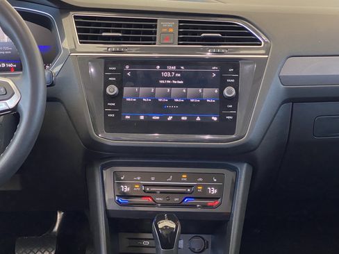 Used 2023 Volkswagen Tiguan SE w/ Panoramic Sunroof Package FWD image 23