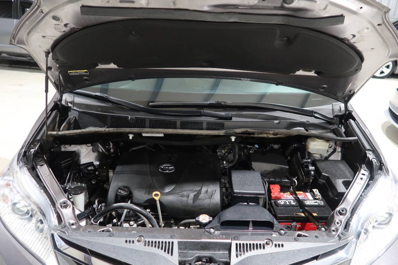 Used 2019 Toyota Sienna XLE w/ XLE Navigation Package FWD image 9