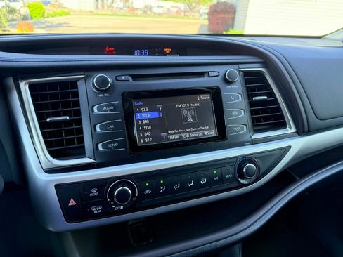 Used 2019 Toyota Highlander LE FWD image 16