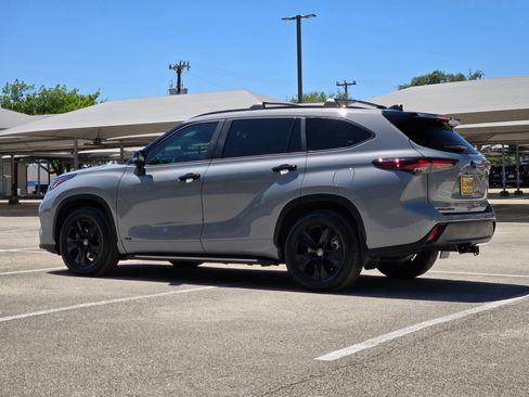 Used 2025 Toyota Highlander XLE AWD/4WD image 6