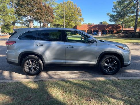 Used 2019 Toyota Highlander LE image 6