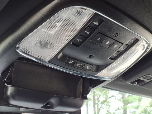 Used 2019 Jeep Grand Cherokee Overland AWD/4WD image 36