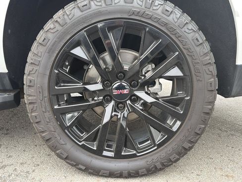 Used 2023 GMC Yukon SLT w/ SLT Premium Package image 7