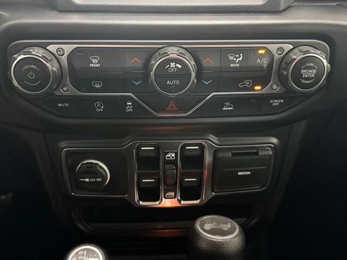 Used 2022 Jeep Wrangler Unlimited Sahara AWD/4WD image 17