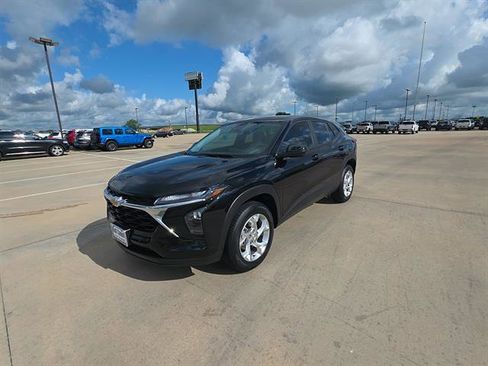 Used 2024 Chevrolet Trax LS w/ LS Convenience Package FWD image 1