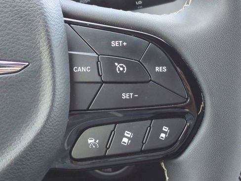 Used 2024 Chrysler Pacifica Select image 26